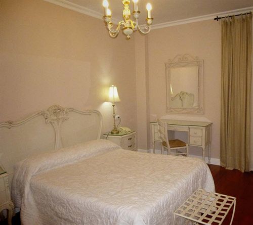 Le Petit Paris Hotel Seville Exterior photo